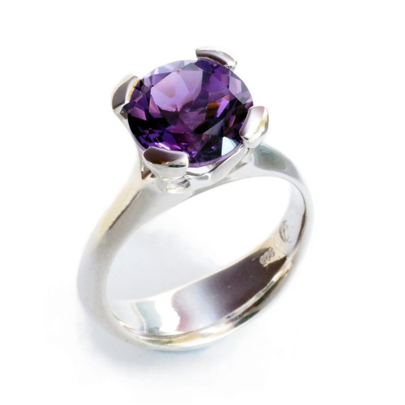 Anemone ring with amethyst